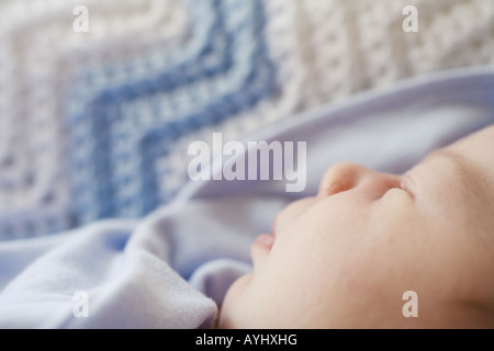 Ein schlafend Baby schwamm in einer blauen Decke. Stockfoto