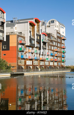 Greenwich Millennium Village Teil der Regeneration von alten Gaswerken auf dem Brownfield-Gelände in das am Wasser gelegene Dorf Wohnsiedlung Greenwich Peninsula London UK Stockfoto