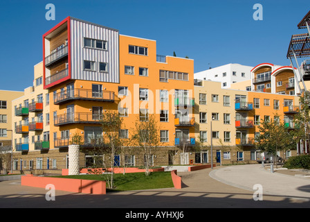 Greenwich Millennium Village Teil der Regeneration von alten Gaswerken auf dem Brownfield-Gelände in das am Wasser gelegene Dorf Wohnsiedlung Greenwich Peninsula London UK Stockfoto