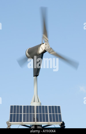 Bewegliche Windkraftanlage kombiniert mit Solarzellen zur Stromerzeugung Stockfoto