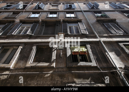Tenement Fenster blickte Stockfoto