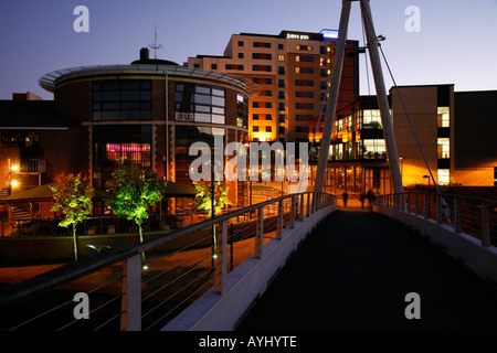 Nachtaufnahme von Leeds Waterfront und der Jury Inn. Von der Brücke getroffen, um das Orakel. Stockfoto