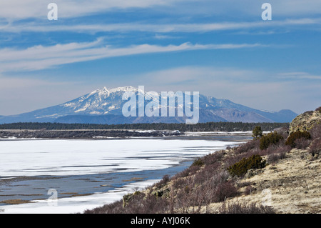 Blick über einen gefrorenen See der Mormonen gegen die San Francisco Peaks in der Nähe von Flagstaff, Arizona Stockfoto