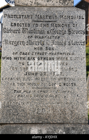 Nahaufnahme von der Inschrift auf dem Lewes Martys Denkmal, Heathfield Kapelle-Kreuz-Kapelle, in der Nähe von Heathfield, East Sussex, UK Stockfoto