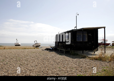 SCHUPPEN DER FISCHER AM STRAND VON ALDEBURGH SUFFOLK. ENGLAND-GROßBRITANNIEN-EUROPA Stockfoto