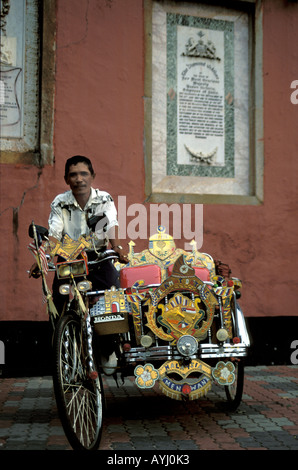 Melaka einem Rikscha-Fahrer erwartet für einen Kunden in der niederländischen historische Stadt Stockfoto