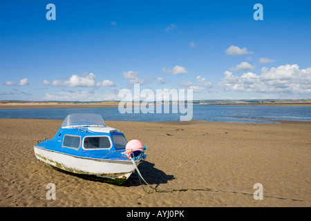 Boot auf dem Sand der Appledore bei Ebbe Devon England gestrandet Stockfoto