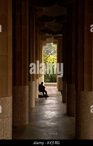 Busker im Säulensaal Parc Güell Barcelona Spanien Stockfoto