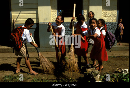 Tonga Schulkinder brooming Hof Stockfoto