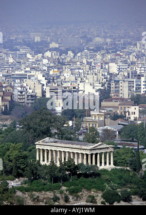 Eine Übersicht der Tempel Hephaistus Theseion mit Blick auf die Agora im alten Athen mit neuen Athen im Hintergrund Stockfoto