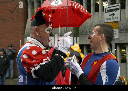 Französischer Rugby-Fans in den Straßen von Cardiff vor dem Spiel Wales gegen Frankreich 2008 Stockfoto