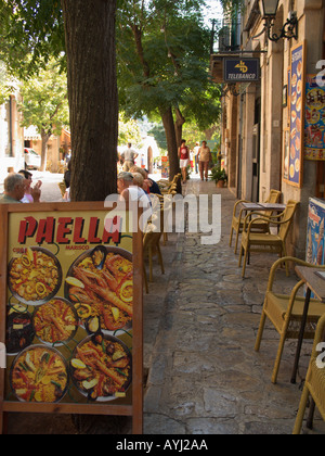 Paella Schild, Straßencafé und Restaurant, Touristen entspannen und essen Stadt Valldemossa, Tramuntana Region, Mallorca, Balearen, Spanien Stockfoto