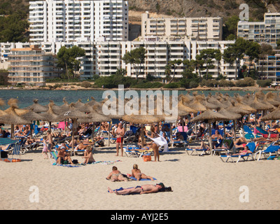 Santa Ponsa Bucht und Strandszene, Santa Ponsa, Ponent Region, Mallorca, Balearen, Spanien Stockfoto