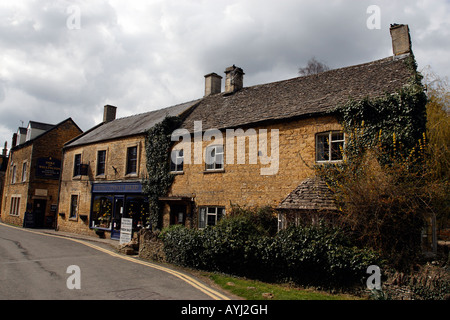 Häuser und Geschäfte entlang der Straße Bourton Sherbourne auf Wasser Gloucestershire England Großbritannien Großbritannien Stockfoto