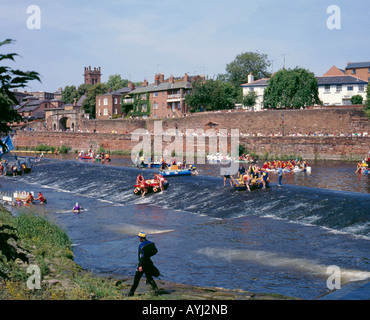 Flöße verhandeln Wehr am Fluss Dee während der jährlichen Floß Rennen, Chester, Cheshire, England, UK Stockfoto