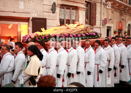 Mitglieder der Bruderschaft der Kathedrale von Ruvo di Puglia tragen eine Statue des Körpers von Jesus Christus durch die Straßen Stockfoto