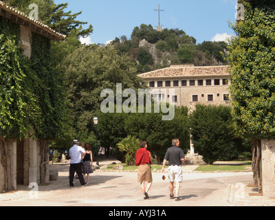 Touristen besuchen das Kloster Lluc in den Bergen Serra de Tramuntana, Hospedería del Santuari de Lluc, Escorca, Mallorca, Balearen, Spanien Stockfoto