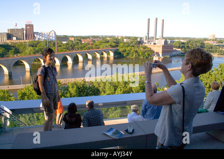 Frau wird vom Deck der endlosen Brücke im Guthrie Theater fotografiert. Minneapolis Minnesota USA Stockfoto