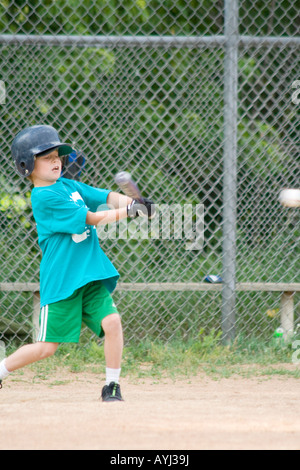 Junge Baseball Spieler ab 7 Jahren schlagen Kugel. Homecroft Schule Feld St Paul Minnesota USA Stockfoto