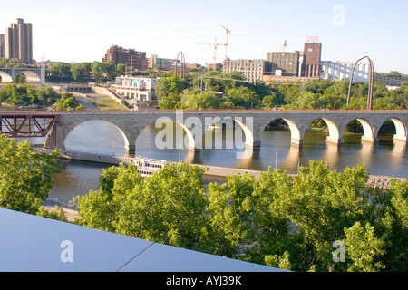 Minneapolis Minnesota USA Stone Arch Bridge und Mississippi River Blick vom Deck des Endless Bridge im Guthrie Theater. Stockfoto