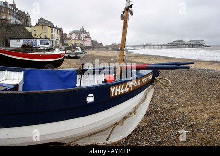 Norfolk Cromer Strandpromenade Angelboote/Fischerboote am Strand Stockfoto