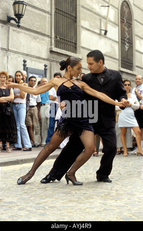 Buenos Aires San Telmo ein paar tanzt Tango auf auf der Straße, die Touristen zu unterhalten Stockfoto