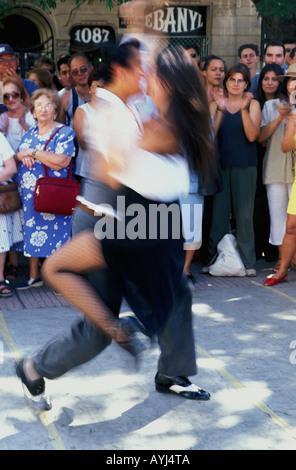 Buenos Aires San Telmo ein paar tanzt Tango auf auf der Straße, die Touristen zu unterhalten Stockfoto