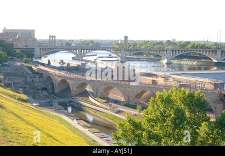 Minneapolis Minnesota USA Blick auf historische Stein-Bogen-Brücke und Mississippi Fluß vom endlosen Brücke Guthrie Theater. Stockfoto