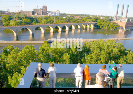 Minneapolis Minnesota USA Stone Arch Bridge und Mississippi River Blick vom Deck des Endless Bridge im Guthrie Theater. Stockfoto