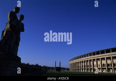 NS-Zeit Statuen mit Blick auf Berlin Olympiastadion Stockfoto