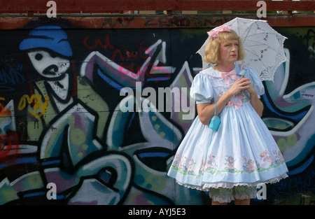 Turner-Preisträger Grayson Perry als seine weiblichen Alter Ego Claire bei The Guardian Hay Festival 2004 Hay on Wye Powys Wales UK Stockfoto