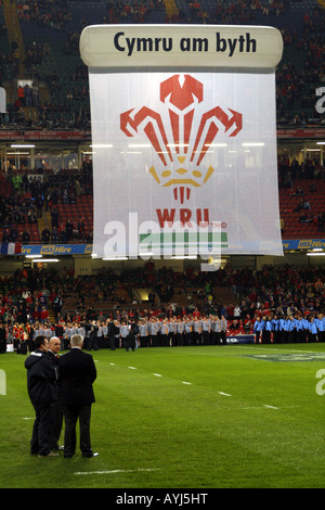 Shaun-Edwards, Warren Gatland und Rob Howley auf dem Spielfeld im Millennium Stadium während der Einspielzeit bis Wales V Frankreich 2008 Stockfoto