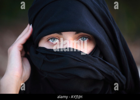 Junge Frau tragen schwarze Schleier Stockfoto