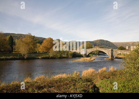 Romanum CONWY NORTH WALES UK November Pont Fawr die engen kleinen Buckel unterstützt Brücke über den Fluss Conwy Stockfoto