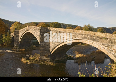 Romanum CONWY NORTH WALES UK Oktober Nahaufnahme von der sehr schmalen Straße Brücke Pont Fawr über den Fluss Conwy Stockfoto