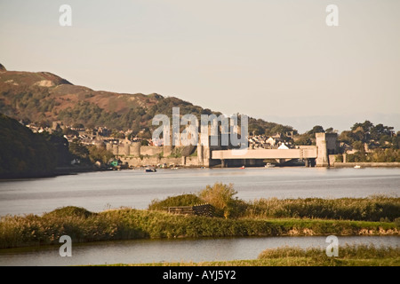 CONWY NORTH WALES UK November Edward 1 des Conwy Castle Stephenson röhrenförmigen Schiene Brücke aus der RSPB Reserve Stockfoto