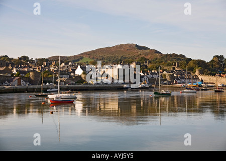 CONWY NORTH WALES November Blick über den Fluss Conwy, Kai dieser mittelalterlichen Mauern umgebene Stadt Stockfoto