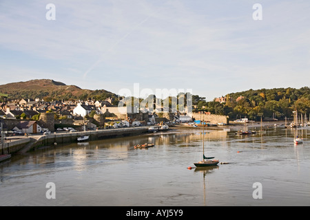 CONWY IN WALES UK November Blick über den Fluss Conwy an den Kai dieses mittelalterliche Stadt auf einem schönen November Tag Wetter Stockfoto