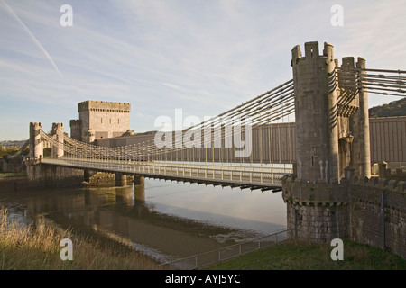 CONWY NORTH WALES November Thomas Telford Hängebrücke und Stephensons röhrenförmigen Schiene Brücke Stockfoto