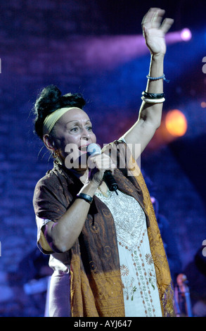 Omara Portuondo durchführen mit dem alle Sterne kubanischen Big Band in Brecon Jazz Festival Powys Wales UK Stockfoto