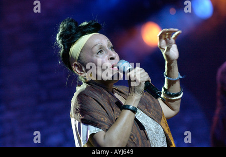 Omara Portuondo durchführen mit dem alle Sterne kubanischen Big Band in Brecon Jazz Festival Powys Wales UK Stockfoto