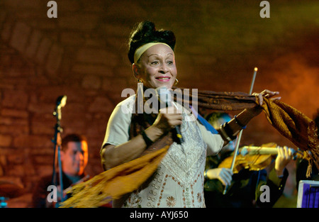 Omara Portuondo durchführen mit dem alle Sterne kubanischen Big Band in Brecon Jazz Festival Powys Wales UK Stockfoto