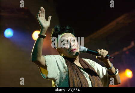 Omara Portuondo durchführen mit dem alle Sterne kubanischen Big Band in Brecon Jazz Festival Powys Wales UK Stockfoto