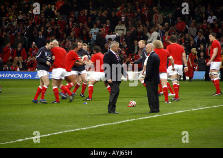 Shaun-Edwards und Warren Gatland auf dem Spielfeld während der Einspielzeit bis Wales V Frankreich, 2008 im Millennium Stadium, Cardiff Stockfoto