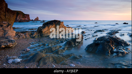 Felsküste bei Sonnenuntergang Größe Devon England Stockfoto