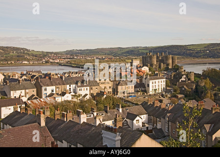 CONWY NORTH WALES auf der Suche über den Dächern der Städte des Flusses Conwy Edward 1 s Schlosses und der Conwy Bridge Stockfoto