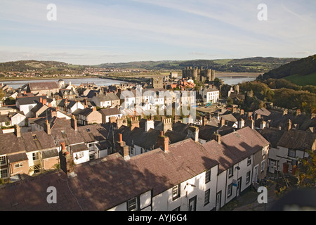 CONWY IN WALES UK November mit Blick über die Dächer der Städte an den Fluss Conwy Edward 1 s Schloss und den Conwy Brücke von Stadtmauern gesehen Stockfoto