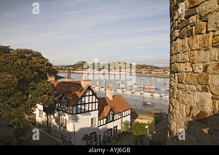 CONWY IN WALES UK November Blick über den Hafen in Richtung Chapel aus dem mittelalterlichen Rundturm in der Stadt Mauern über Conwy Estuary auf einem schönen Tag Stockfoto