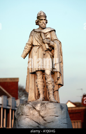 geschändeter Statue von König Alfred.  Fehlende Hand und Axt Stockfoto