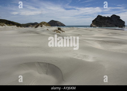 Imposante Dünen am Wharariki Beach im Norden der Südinsel von Neuseeland Stockfoto